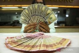 Jumat pagi rupiah turun ke level Rp15.912 per dolar AS