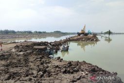 Tanggul kiri Sungai Wulan Demak yang jebol berhasil ditutup