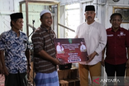 Bupati Edi Damansyah serahkan bantuan untuk Masjid Al-Iklas Desa Jonggon