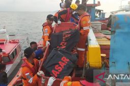 Evakuasi ABK KM Surya Hasil Laut-22 korban kecelakaan kapal terbakar
