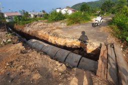 Baru diaspal, jalan lingkungan di Sukadana digali orang tak dikenal
