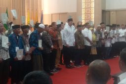 Menteri ATR/BPN serahkan 53 sertifikat tanah wakaf pada warga di Banten