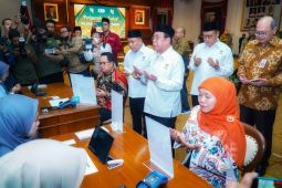 Gunakan QRIS, Khofifah serahkan zakat melalui Baznas Jatim