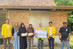 Dompet Dhuafa Lampung dan mahasiswa hukum UT di Lampung Timur bagikan zakat fitrah