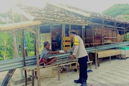 Bhabinkamtibmas bagikan takjil dan santuni anak yatim di Desa Olele