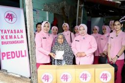 Bhayangkari Banjarmasin berbagi sembako kepada warga pra sejahtera