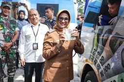 Wali Kota Pematangsiantar tukar uang rupiah baru di layanan terpadu "Serambi" BI