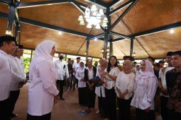 Pemkab Banyuwangi serahkan tali asih seniman dan budayawan