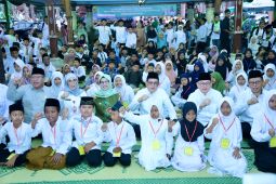 Pj Gubernur Jatim salurkan santunan bagi 1.000 anak yatim piatu