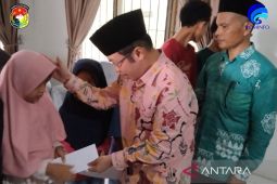 Bupati Mukomuko sumbangkan gaji untuk warga miskin
