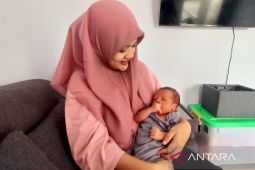 Selalu tertarik dengan keunikan motor Honda, Lita beri nama bayinya "Stylo"