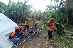 Tim gabungan BPBD dirikan tenda akibat gempa susulan di Bawean