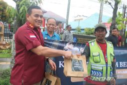 Taufiqurrakhman  berbagi takjil kepada pengguna jalan
