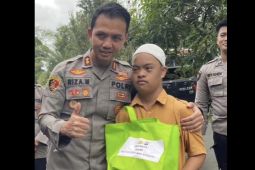 Kapolres Riza santuni sejumlah anak berkebutuhan khusus di Balangan