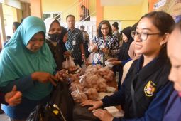 Masyarakat Kediri antusias beli bahan pokok di operasi pasar murah oleh Pemkot