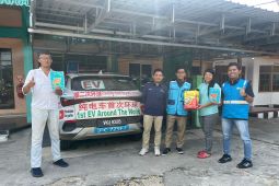 Pasutri penjelajah dunia dengan mobil listrik jajal SPKLU PLN di Banjarmasin