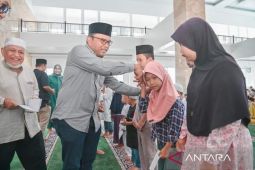 Pj Wali Kota Padangsidimpuan salurkan infaq kepada 900 anak yatim