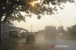 Jalur mudik di Cilegon Banten dipenuhi ceceran pasir dan berdebu