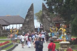 Destinasi Tanah Lot dan Ulun Danu Beratan ramai dikunjungi wisatawan
