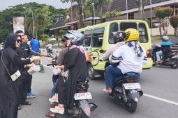 Komunitas perencana pernikahan Ambon berbagi paket takjil dan sembako