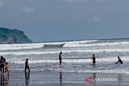Masyarakat diimbau waspada gelombang tinggi saat ngabuburit di pantai