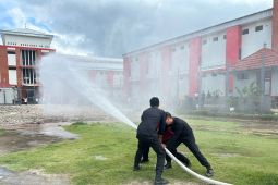Petugas Lapas Kerobokan Bali jalani latihan damkar
