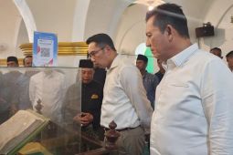 Ridwan Kamil terpesona dengan arsitektur masjid raya Pulau Penyengat