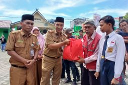 SMP Negeri 11 Kota Jambi bagikan 140 paket sembako ke dhuafa