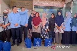 Perumda Tirta Kahuripan Bogor bagikan 1.094 bingkisan lebaran kepada warga