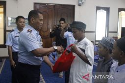 Sambut HUT 78 TNI AU, Lanud Pattimura santuni anak yatim