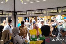 Bupat Tanjab Barat hadiri pasar murah jelang lebaran