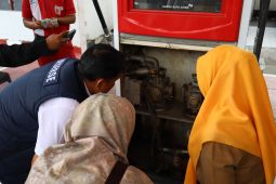 Polisi tera ulang dan uji sampel kadar BBM di Trenggalek