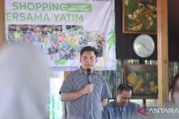 Pemerintah Bangka Barat bantu yatim piatu belanja kebutuhan Lebaran