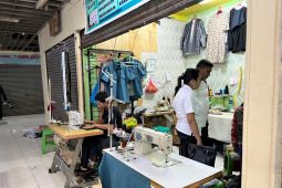 Tukang jahit di Ambon mulai ramai  orderan jelang Lebaran