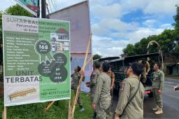 Satpol PP Jembrana bongkar reklame yang bahayakan pemudik