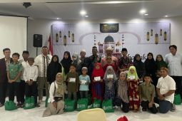 Regal Springs Indonesia bagi paket Lebaran untuk anak yatim