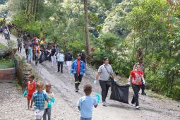 Komunitas karyawan Freeport gotong royong bersih Kampung Waa Banti