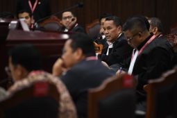 Hakim MK tegur Hotman Paris karena sebut Sirekap tak penting dibahas
