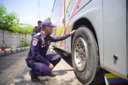 Petugas Terminal Madiun periksa kelayakan armada angkutan Lebaran