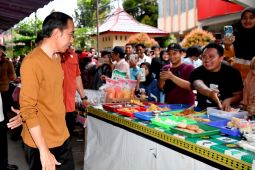 Presiden Jokowi berburu aneka takjil di Jambi