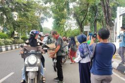 Press Room DPRD Kalsel bagikan takjil