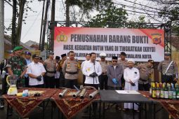 Polres Tasikmalaya Kota musnahkan miras dan knalpot bising