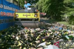 Polres Karawang musnahkan ribuan botol minuman beralkohol berbagai jenis dan petasan