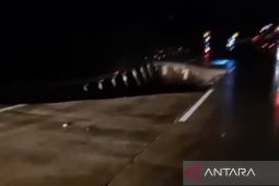 Tol Parungkuda dikabarkan longsor akibatkan satu mobil terperosok