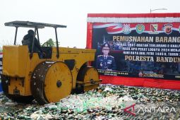 Belasan ribu botol miras dan obat ilegal dimusnahkan Polresta Bandung