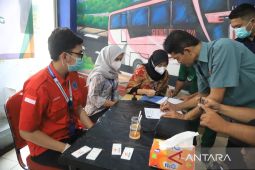 Puluhan sopir bus AKAP di Terminal Poris Tangerang jalani tes urine