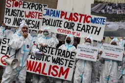 Aksi aktivis lingkungan di depan Konjen Jepang