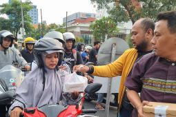 ANTARA Jatim dan Pokja DPRD Surabaya bagi-bagi ratusan takjil