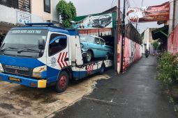 KPK  sita Chevrolet Biscayne milik Andhi Pramono di Jakarta Timur