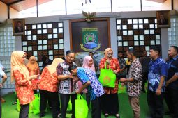 DWP bagikan paket bantuan petugas kebersihan Pemkot Tangerang
